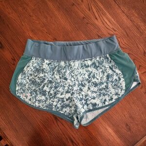 Women's Under Armour Green lined shorts Size L